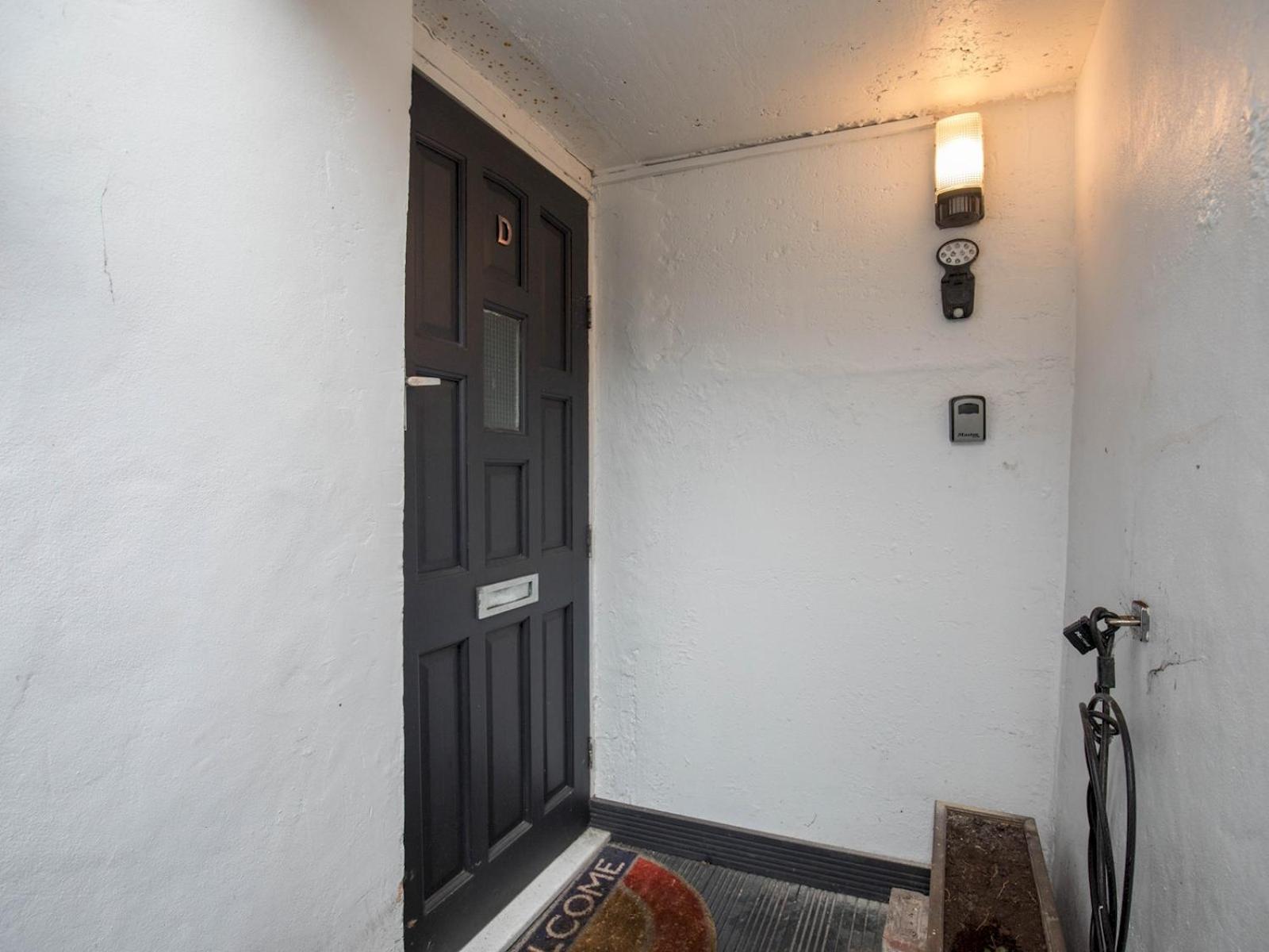 Pass The Keys Stylish Flat - 20 Mins From Apartamento *
