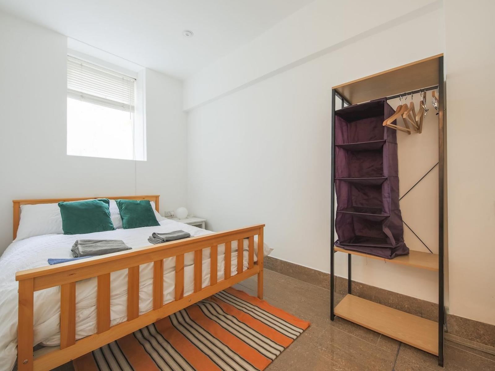 Pass The Keys Stylish Flat - 20 Mins From Apartamento